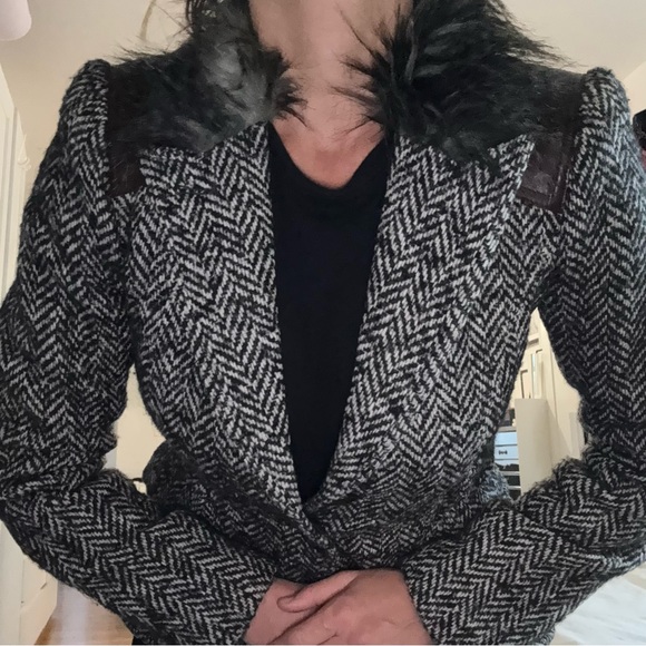 Smythe Herringbone Blazer with leather patches and Faux Fur Collar sz 6 - Picture 4 of 9